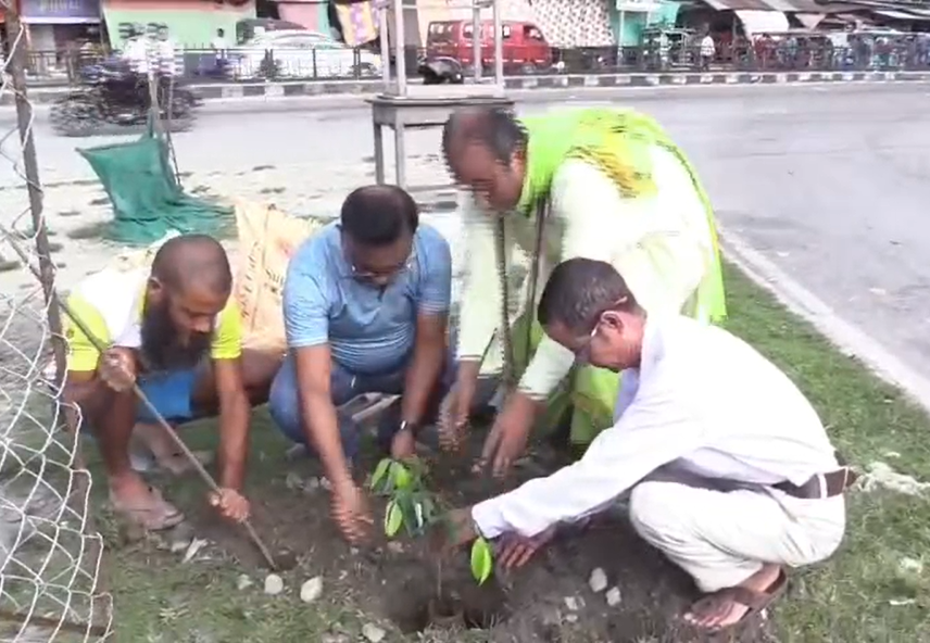 ছিপাঝাৰত সেউজ বিপ্লৱৰ প্ৰয়াস, গছপুলি ৰোপণেৰে প্ৰকৃতি সংৰক্ষণৰ বাৰ্তা প্ৰকৃতি কৰ্মী গোপাল দেৱশৰ্মাৰ